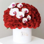 Caja de Rosas con Orquídeas