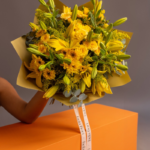 Ramo con variedad de ﬂores amarillas grande