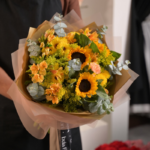 Ramo con variedad de ﬂores amarillas y girasoles.